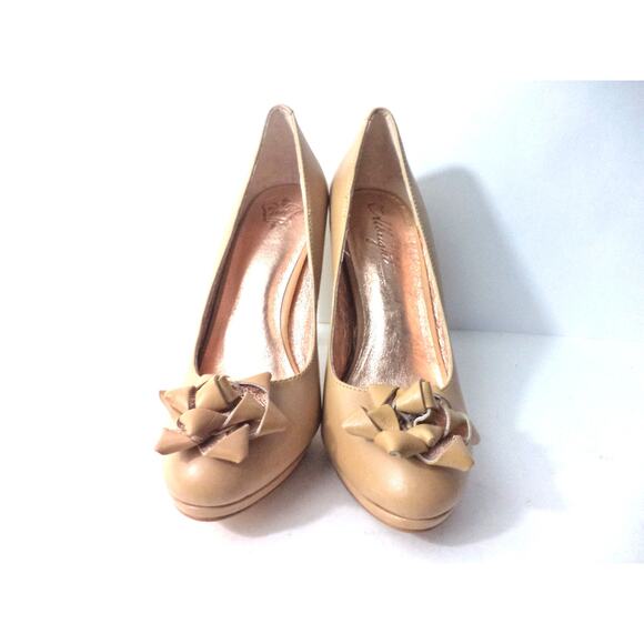 MISS ALBRIGHT US 7M Beige Leather Classic Pump Heel Gold Gift Bow Anthropologie - Picture 2 of 8